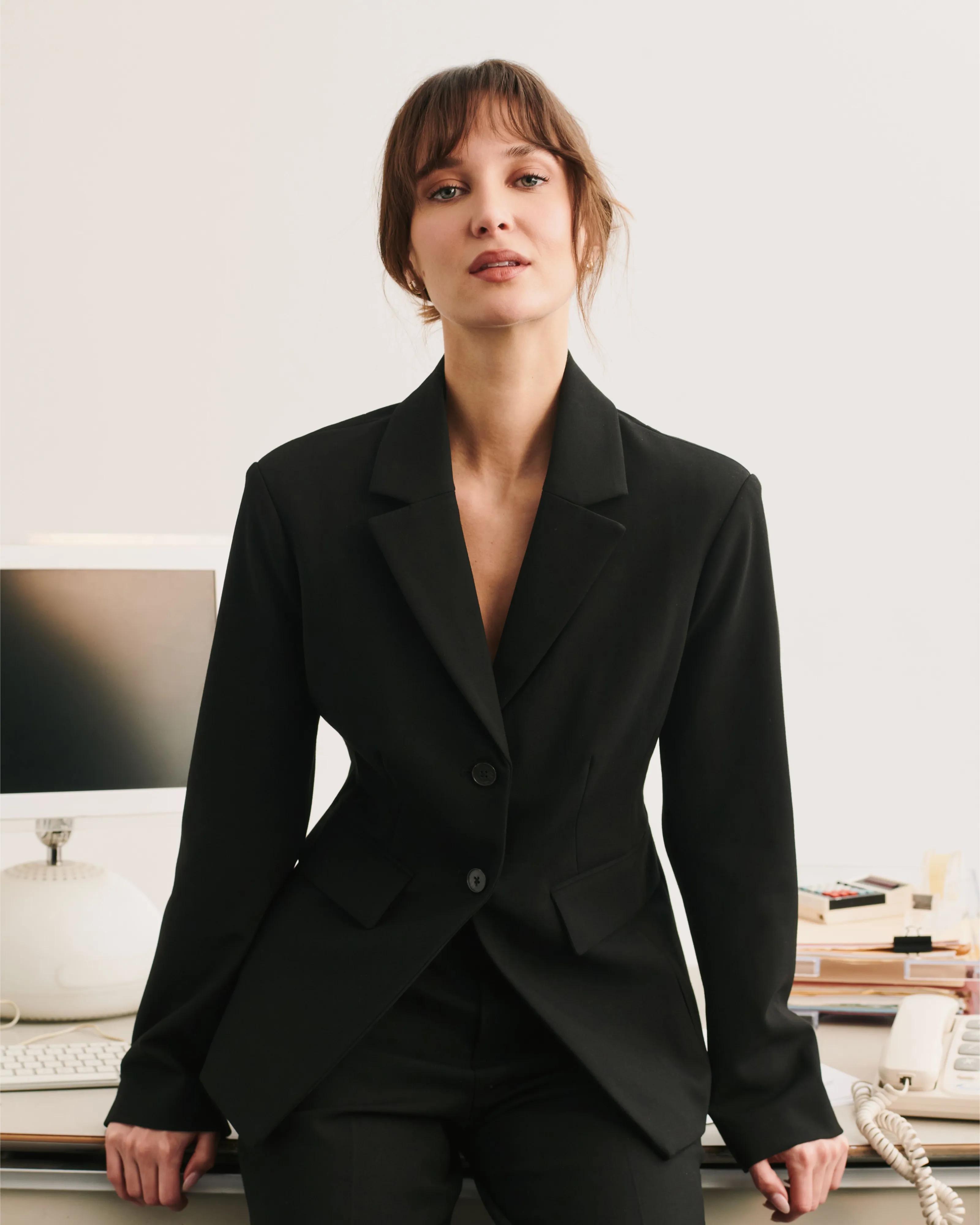 22374R ClassicBlackFA 21934R ClassicBlackFA Editorial 015 Cropped