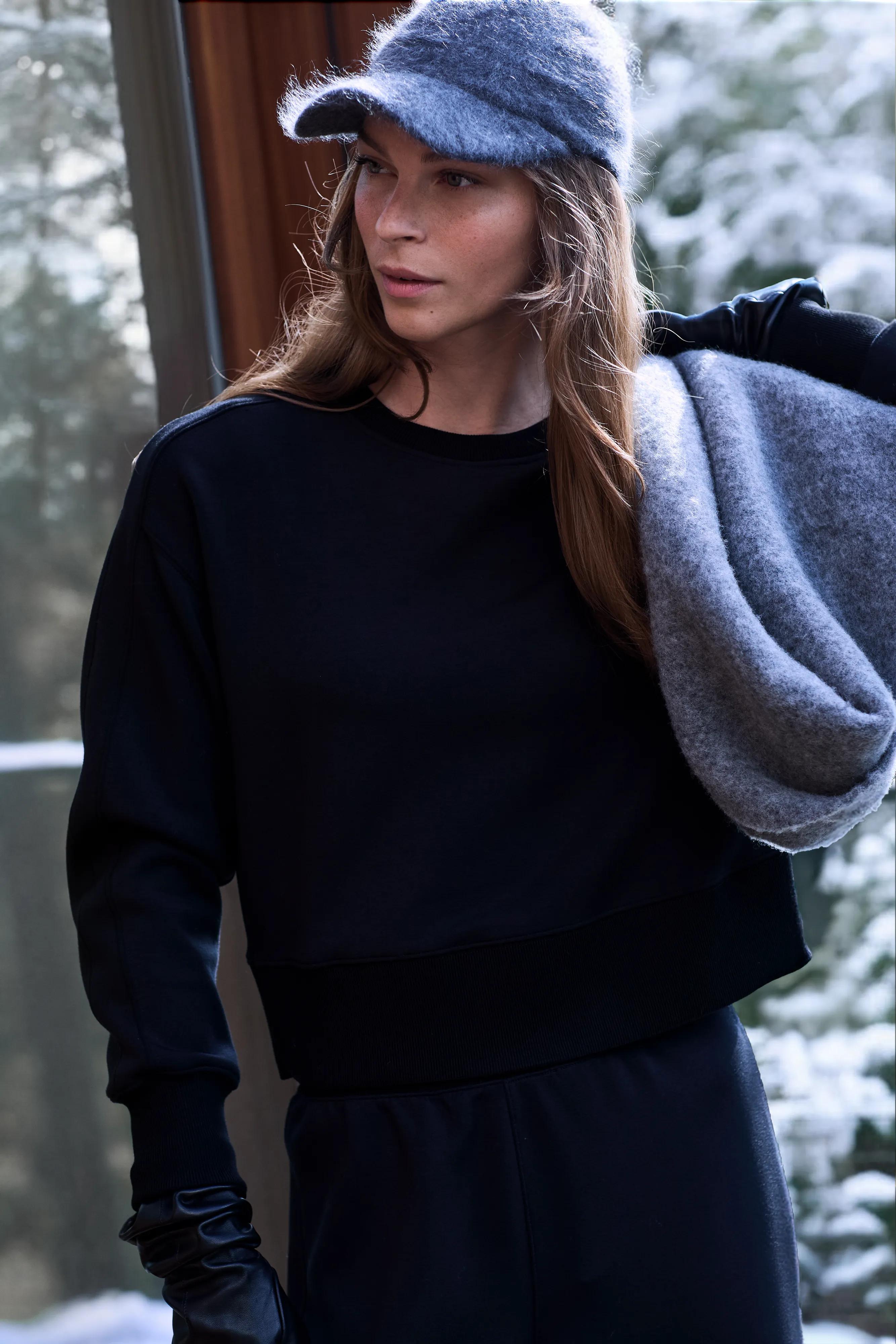 21984R VeryBlack 21987R VeryBlack Editorial 485