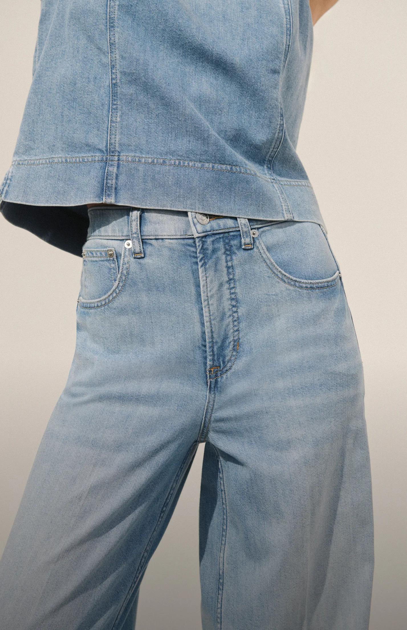 Authentic 360 Lightweight Jeans